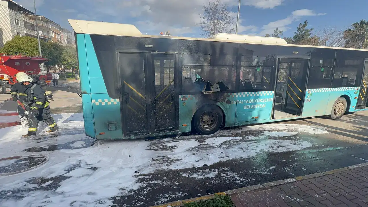 Antalya Gülveren'de Halk Otobüsü Alevlere Teslim Oldu 6